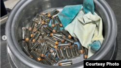 Intentaron transportar 64 balas de punta hueca ocultas dentro de un envase de Nesquik sabor fresa. (Fotos TSA/Instagram)