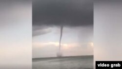 Tromba marina se acerca a la playa de Caimito, en San Nicolás de Bari, provincia de Mayabeque. 