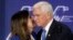 El exvicepresidente de EEUU Mike Pence y su esposa Karen, en la reunión anual de la Coalición Judía Republicana en Las Vegas. (AP/John Locher)