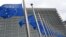 Banderas de la Unión Europea ondean frente a la sede del bloque continental, en Bruselas, Bélgica. (John Thys/AFP)