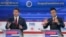 Los precandidatos a la presidencia por el Partido Republicano, el gobernador de Florida Ron DeSantis, a la izquierda, y el emprendedor Vivek Ramaswamy, durante el debate de este miércoles. 