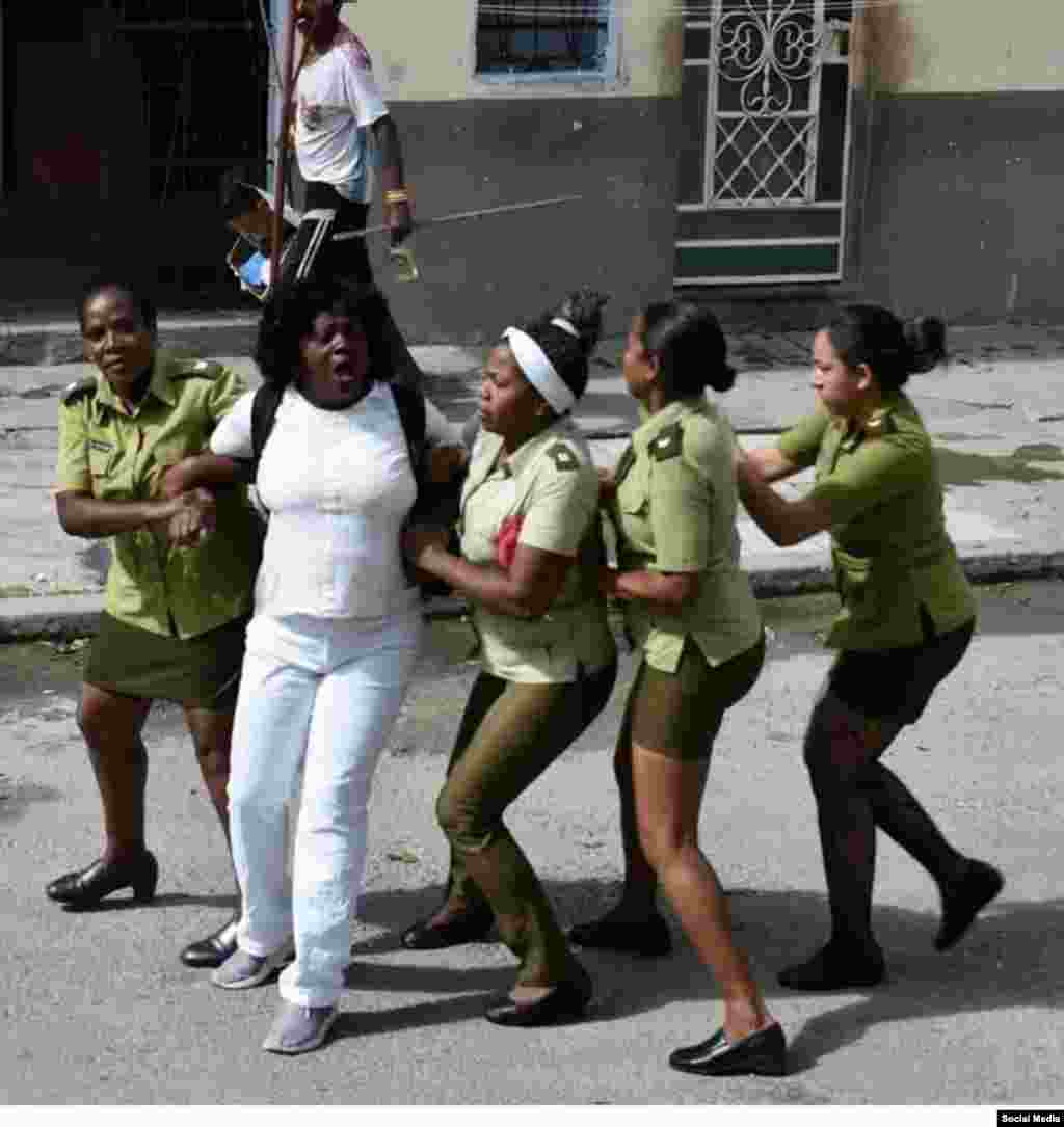 Berta Soler, actual líder de las Damas de Blanco, detenida por uniformadas del Ministerio del Interior. El surgimiento del movimiento femenino, la represión contra sus integrantes, sus iniciativas y sus muchos premios han sido divulgados desde Radio Martí. Las Damas ganaron el Premio Sájarov en el 2005 y los cubanos lo supieron a través de nuestra emisora.