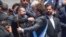 El presidente de Ucrania Volodymyr Zelenskyy abraza al mandatario argentino Javier Milei durante su investidura este domingo en Buenos Aires, Argentina. (AP/Gustavo Garello)