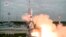 El cohete Soyuz-2.1b con la estación automática de aterrizaje lunar Luna-25 despega de una plataforma de lanzamiento en el cosmódromo de Vostochny, Rusia, el 11 de agosto de 2023. (Roscosmos State Space Corporation via AP)