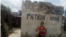La activista Milagro Cervera posa junto al muro en el que escribió mensajes antigubernamentales.