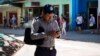 Un policía se conecta a Internet usando un teléfono celular en La Habana (AP/Desmond Boylan/Archivo)