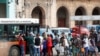 Cola en una parada de ómnibus en La Habana. El gobierno anunció que aumentará el precio de la gasolina de 30 a 156 pesos por litro a partir del 1 de febrero. (REUTERS/Yander Zamora)