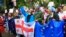 Manifestantes asisten a una protesta de la oposición contra "la ley rusa" cerca del edificio del Parlamento en el centro de Tbilisi, Georgia, el martes 14 de mayo de 2024. (Foto AP/Shakh Aivazov)