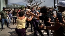 Agentes del régimen cubano detienen a manifestantes durante protesta en La Habana, Cuba, el 11 de julio de 2021. Foto: Ramón Espinosa (AP)