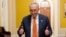 El líder de la mayoría en el Congreso, el demócrata por New York Chuck Schumer, celebra el acuerdo de último minuto que evitó un cierre del gobierno. (AP/Andrew Harnik)