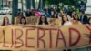 Activistas de la Red Latinoamericana de Jóvenes por la Democracia (JuventudLac) junto con la plataforma CubaDecide protestan en el malecón de Santo Domingo por la presencia de Díaz-Canel en la Cumbre Iberoamericana.