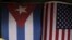 Banderas de Cuba y Estados Unidos colgadas en una pared en La Habana. (Reuters)