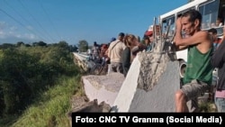 Lugar del accidente de tránsito en un puente sobre el río Yara, Granma. (CNC TV Granma).