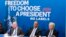 La dirección de No Labels e invitados, de izq. a der., Dan Webb, copresidente nacional; Dr. Benjamin F. Chavis, y el presidente fundador y exsenador Joe Lieberman, hablan sobre las elecciones de 2024 en el National Press Club, en Washington.