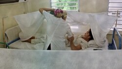 Una doctora atiende a un paciente de dengue en un hospital de Santiago de Cuba. (Reuters/Archivo)