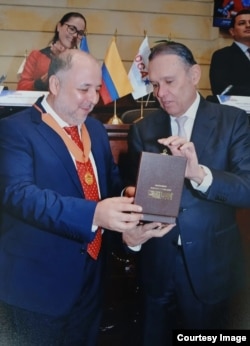 Yaxys Cires recibió, en representación del Partido Demócrata Cristiano de Cuba, la Orden del Congreso de Colombia en el grado de Comendador.