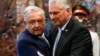 López Obrador abraza a Díaz-Canel en el Palacio de la Revolución el 8 de mayo de 2022.