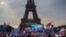 Emmanuel Macron celebra la victoria junto a sus seguidores frente a la torre Eiffel, en París. (AP/Rafael Yaghobzadeh)