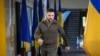 El presidente de Ucrania Volodymyr Zelenskyyse dirige a una conferencia de prensa en una estación del metro de Kyiv. (AP/Efrem Lukatsky)