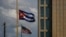 Una bandera cubana junto a una estadounidense fuera de la Embajada de Estados Unidos en La Habana. (AP/Ramón Espinosa, Archivo)