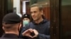  El opositor ruso Alexei Navalny hace un gesto a sus familiares durante una audiencia en una corte de Moscú. Press Service of Simonovsky District Court/Handout via REUTERS. [Foto de archivo]