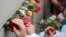 Personas colocan flores en el Memorial del Muro de Berlín el 9 de noviembre de 2023. (Odd ANDERSEN/AFP).