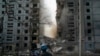 Dos edificios colapsados en Ucrania debido a un ataque ruso. (AP Foto/Leo Correa).