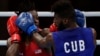 Andy Cruz, de Cuba, en acción contra el estadounidense Keyshawn Davis, en el final olímpico de Tokio 2020. (REUTERS/Ueslei Marcelino)