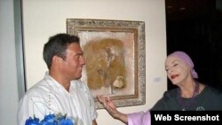 ARCHIVO. Alicia Alonso agradece a Bejarano, una obra dedicada a ella. 