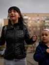 Julia, de 34 años, llora junto a su hija Veronika, de 6 años, mientras habla con un grupo de periodistas en Brovary, en las afueras de Kiev, Ucrania, el martes 29 de marzo de 2022. (AP Foto/Rodrigo Abd)