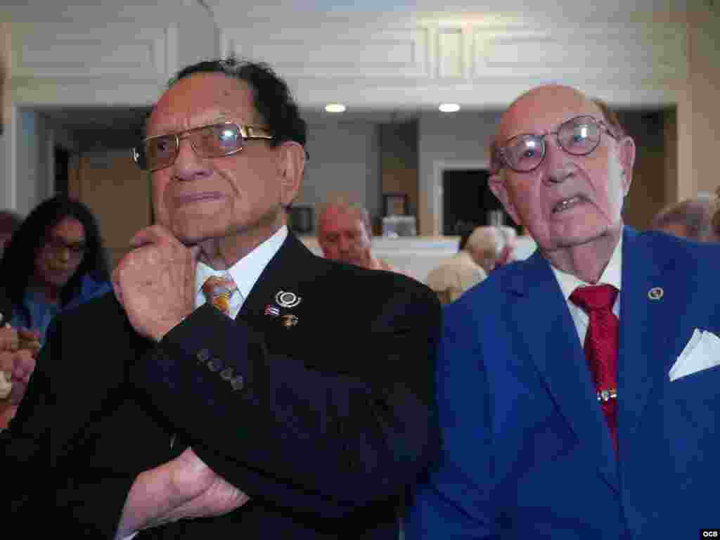 De izq. a der. Luis Conte Agüero y el Comisionado de la Ciudad de West Miami Luciano L. Suárez escuchan las palabras de Tomás Regalado, Director de las Oficinas de Transmisiones a Cuba.