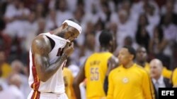 LeBron James abandona la cancha en el cuarto juego contra Los Pacers de Indiana.