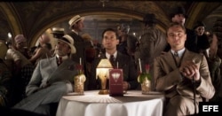 Fotograma en donde aparecen (de izq. a dcha) Amitabh Bachchan en el papel de Meyer Wolfshiem, Tobey Maguire en el papel de Nick Carraway y Leonardo DiCaprio en el papel de Jay Gatsby, durante una escena de la película "The Great Gatsby".
