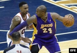 Kobe Bryant con el número 24 en acción...