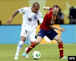 El centrocampista de la selección española Andrés Iniesta (d) pelea un balón con Maximiliano Pereira, de Uruguay, durante el partido de la Copa Confederaciones FIFA 2013.