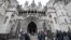 Periodistas apostados frente al Tribunal Superior de Londres. (Foto AP/Kirsty Wigglesworth, archivo)