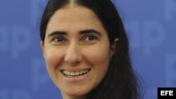 La periodista y bloguera cubana Yoani Sánchez, autora del blog "Generación Y", presenta su libro "Cuba libre" en Varsovia (Polonia)mayo de 2013.