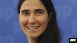 La periodista y bloguera cubana Yoani Sánchez, autora del blog "Generación Y", presenta su libro "Cuba libre" en Varsovia (Polonia)mayo de 2013.