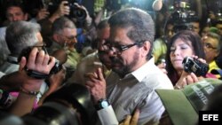 Luciano Marín Arango, alias "Iván Márquez", número dos de las FARC, lee un comunicado declarando un alto al fuego unilateral. 