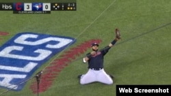 El 1B de los Indios sacó el último out del juego del miércoles contra los Azulejos. 