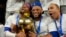 Jugadores de República Dominicana con el trofeo de la Serie del Caribe 2023 (AP Photo/Ariana Cubillos)