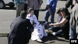 Una estudiante de primer año de la UCC habla con reporteros tras el tiroteo. EFE