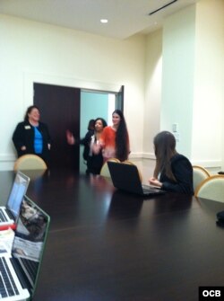 Yoani Sánchez en el Cuban Heritage Collection de la Universidad de Miami