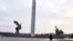 El Monumento a los Libertadores de la Letonia Soviética y Riga de los invasores fascistas alemanes, en Riga, Letonia. (AP/Roman Koksarov)