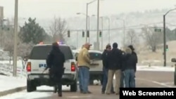 La policía rodea una clínica de Colorado Springs en la que permanecía atrincherado un tirador. 