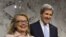El senador demócrata por Massachusetts, John Kerry (d), junto a la secretaria de Estado estadounidense, Hillary Clinton (i). 