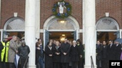 El gobernador de Connecticut, Dannel Malloy (c), escucha los 26 repiques de una campana, en recuerdo a las víctimas de los tiroteos en la escuela elemental Sandy Hook, en el Ayuntamiento de Newtown, Connecticut, EE.UU.