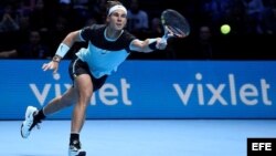 El tenista español Rafael Nadal devuelve la bola a su compatriota David Ferrer.