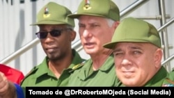 Morales Ojeda (1ro de der. a izq.) junto a Díaz-Canel y otros funcionarios en un recorrido por las zonas impactadas por Melissa.