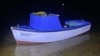 El bote pesquero en el que navegaba el grupo de 22 cubanos interceptados en Smathers Beach, Cayo Hueso. (Foto: USCG)